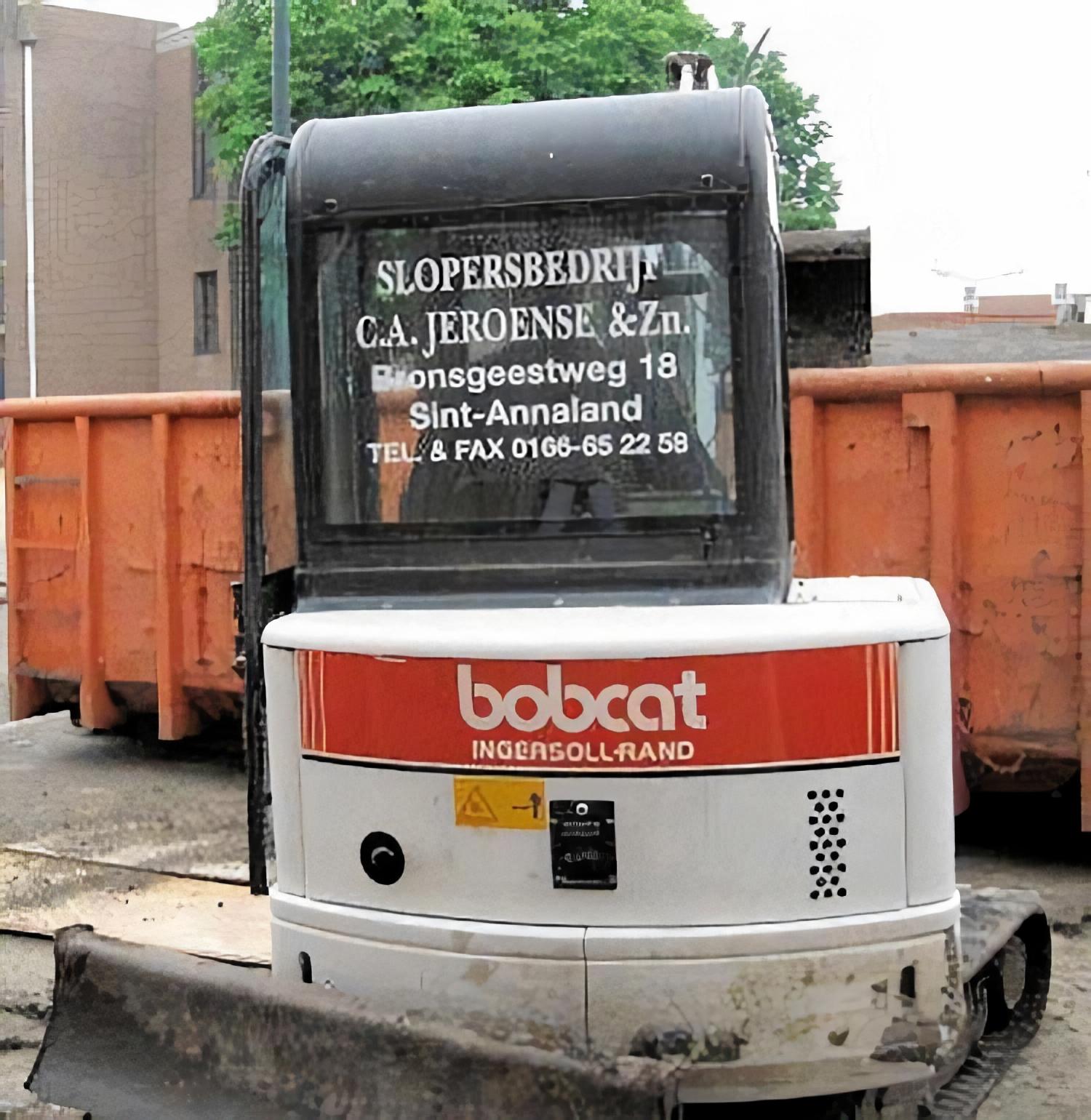 Bobcat minigraver in actie van slopersbedrijf Jeroense